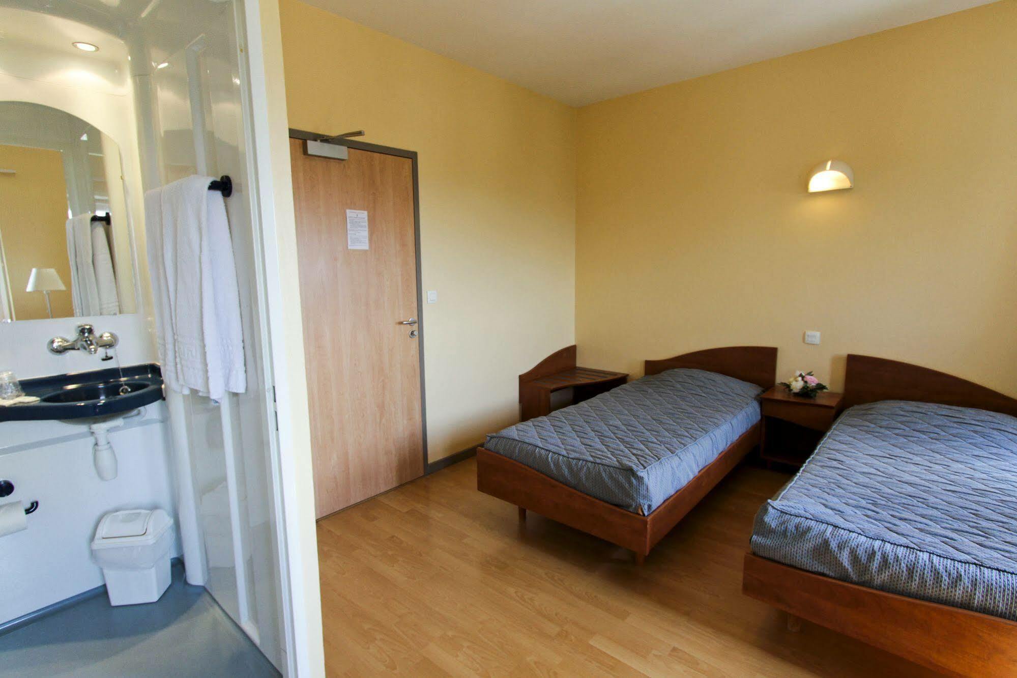 Hotel Centre Jean Bosco Lyon Exterior foto A room at the hotel