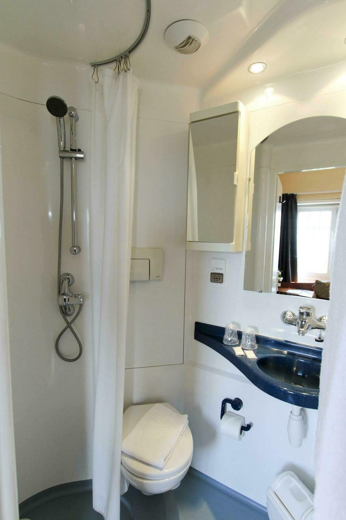 Hotel Centre Jean Bosco Lyon Exterior foto The shower in a First Class room