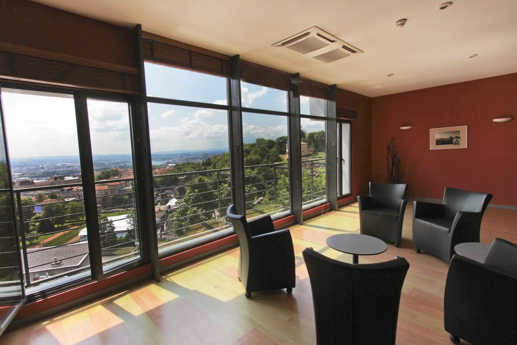 Hotel Centre Jean Bosco Lyon Exterior foto The lounge at the airport